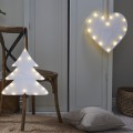 Biała dekoracja LED w kształcie choinki i biała dekoracja LED w formie serca, prezentowane razem w przytulnym, domowym wnętrzu.