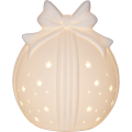 Biała ceramiczna bombka prezent LED z kokardą, pokazana na jasnym tle; drobne otwory przepuszczają ciepłe światło, podkreślając dekoracyjną formę.