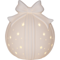 Biała ceramiczna bombka prezent LED z kokardą, pokazana na jasnym tle; drobne otwory przepuszczają ciepłe światło, podkreślając dekoracyjną formę.