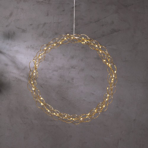 Złota dekoracja świetlna LED w formie delikatnego, przeplatanego okręgu z ciepłymi punktami światła, zawieszona na cienkim przewodzie na jednolitym tle.