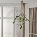Dekoracja świąteczna w formie realistycznej jemioły z drobnymi światełkami LED o ciepłej barwie, zawieszona na jutowym sznurku nad jasną framugą drzwi. Subtelna, naturalna ozdoba wnętrza.