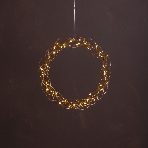 Wisząca dekoracja świetlna LED w formie okręgu z cienkich złotych drucików, podświetlona ciepłymi diodami i zawieszona na tle ciemnej, jednolitej powierzchni.