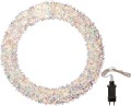 Wianek świąteczny LED o jasnej, subtelnie mieniącej się strukturze przypominającej lodowe włókna, prezentowany na białym tle obok przewodu i zasilacza, przeznaczony do tworzenia przytulnego, świątecznego blasku we wnętrzach.