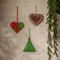 Trzy wiszące ozdoby LED w świątecznych kształtach — dwa serca i zielona choinka z podświetlanymi gwiazdkami — zawieszone na jasnej ścianie obok gałązek iglastych.