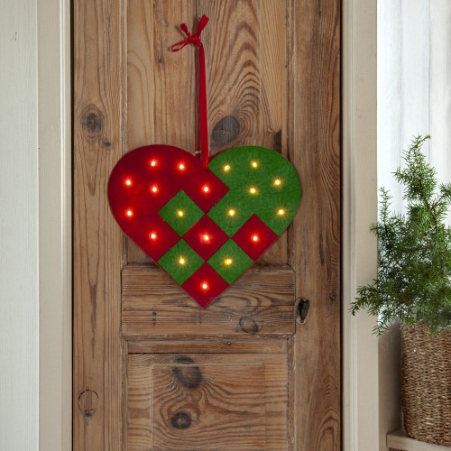 Dekoracja świąteczna LED w kształcie czerwono-zielonego serca, zawieszona na drewnianych drzwiach. Ozdoba świeci ciepłym światłem i tworzy przytulny, bożonarodzeniowy akcent we wnętrzu.