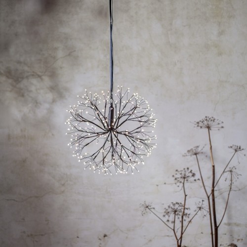 Ażurowa kula LED zawieszona na przewodzie, z drobnymi światełkami rozmieszczonymi na finezyjnych gałązkach. Delikatna dekoracja tworząca subtelny, elegancki efekt świetlny.