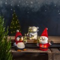 Świąteczna aranżacja z trzema figurkami LED przedstawiającymi Mikołaja, pingwina i misia polarnego trzymających małe, świecące choinki, ustawionymi na drewnianych skrzynkach na tle rozgwieżdżonego, zimowego nieba.