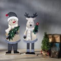 Drewniany renifer LED z podświetlanym futrzanym szalikiem i choinką z czerwoną świecącą gwiazdką, stojący obok drewnianego bałwanka LED, razem tworzą przytulną, świąteczną dekorację do domu.