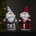 Dwie świąteczne figurki LED Mikołaje w szarym i czerwonym stroju, podświetlane ciepłym światłem, ustawione obok siebie i tworzące ciepły, domowy nastrój bożonarodzeniowy.