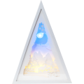 Trójkątna biała dekoracja stołowa LED przedstawiająca zimowy krajobraz z warstwową sceną gór, drzew i domu, świecąca ciepłym i chłodnym światłem. Widok frontowy na jednolitym tle z wyraźnymi detalami motywu.