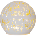 Dekoracja LED w formie białej kuli z delikatnym, ciepłym światłem, ozdobiona złotymi wzorami jeleni, drzew i śnieżynek oraz napisem „Merry Christmas”. Elegancki detal świątecznej dekoracji.