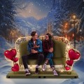 Walentynkowa sofa LED z dekoracyjnymi sercami, podświetlana ciepłym światłem, ustawiona w zimowej scenerii miejskiej; na sofie siedzi para z kubkami w dłoniach, w tle ośnieżona ulica i latarnie.