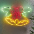 Dekoracja świetlna neon LED w kształcie dzwonków z kokardą, zamontowana na ścianie. Żółte, czerwone i zielone światło tworzy wyraźny kontur motywu i przytulny, świąteczny efekt.