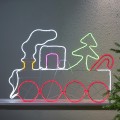 Dekoracja świetlna neon LED w kształcie świątecznej lokomotywy z choinką i laską cukrową, ustawiona na półce przy ścianie. Kolorowe światło tworzy wyraźny kontur i przytulny, bożonarodzeniowy efekt.