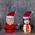 Dekoracje LED przedstawiające Świętego Mikołaja i pingwina, ustawione obok siebie we wnętrzu. Ciepłe światło podkreśla detale postaci i tworzy spójny, przytulny efekt świąteczny.