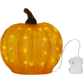 Dekoracja LED w kształcie dyni w kolorze pomarańczowym z widocznym przewodem zasilającym na białym tle ciepłe światło równomiernie rozświetla formę i podkreśla dekoracyjny charakter ozdoby.