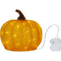 Dekoracja LED w kształcie dyni w kolorze pomarańczowym z widocznym przewodem zasilającym na białym tle ciepłe światło równomiernie rozświetla formę i podkreśla dekoracyjny charakter ozdoby.