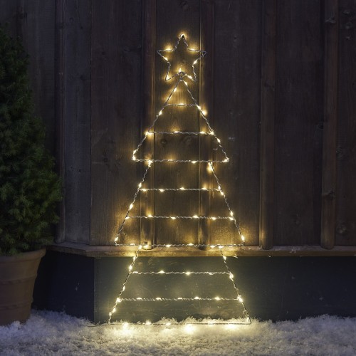 Świąteczna dekoracja LED w kształcie choinki z gwiazdą zamontowana na drewnianej elewacji ciepłe światło podkreśla kontur dekoracji i tworzy przytulny świąteczny klimat na zewnątrz.