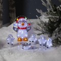 Świecący pingwin LED w czapce, ustawiony razem z mniejszymi figurkami pingwinków na jasnym, śnieżnym tle.