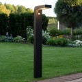 Czarna solarna lampa ogrodowa LED VICI w formie słupka z czujnikiem ruchu PIR zamontowana na trawniku nowoczesne oświetlenie zewnętrzne do ogrodu.