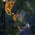 Motyl LED 3D na latarni – dekoracja świetlna z liniowym oświetleniem LED tworzącym efekt neonowej poświaty, kolorowy nadruk skrzydeł na tworzywie, iluminacja do parków, ulic i przestrzeni miejskich.