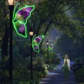 Motyl LED 3D na latarni – dekoracja świetlna z liniowym oświetleniem LED tworzącym efekt neonowej poświaty, kolorowy nadruk skrzydeł na tworzywie, iluminacja do parków, ulic i przestrzeni miejskich.