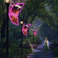 Motyl LED 3D na latarni – dekoracja świetlna z liniowym oświetleniem LED tworzącym efekt neonowej poświaty, kolorowy nadruk skrzydeł na tworzywie, iluminacja do parków, ulic i przestrzeni miejskich.