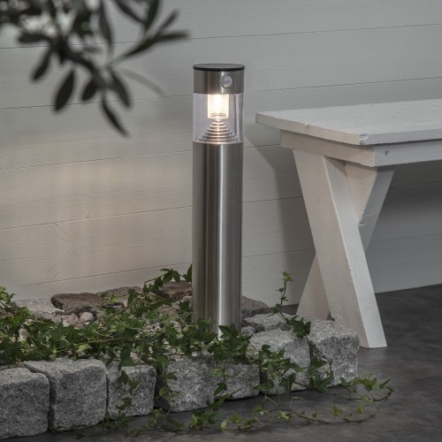 Solarny słupek ogrodowy LED z czujnikiem ruchu, emitujący ciepłe światło. Przeznaczony do oświetlenia ścieżek i przestrzeni wokół domu.