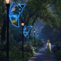 Motyl LED 3D na latarni – dekoracja świetlna z liniowym oświetleniem LED tworzącym efekt neonowej poświaty, kolorowy nadruk skrzydeł na tworzywie, iluminacja do parków, ulic i przestrzeni miejskich.