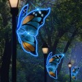 Dekoracja latarniowa 3D motyl LED – świetlna ozdoba uliczna montowana na latarni, motyl z niebieskim konturem LED i kolorowym skrzydłem, dekoracja parkowa do iluminacji miejskich alei, promenad i deptaków.