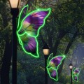 Dekoracja latarniowa 3D motyl LED – świetlna ozdoba uliczna montowana na latarni, motyl z zielonym konturem LED i kolorowym skrzydłem, dekoracja parkowa do iluminacji miejskich alei, promenad i deptaków.