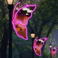 Dekoracja latarniowa 3D motyl LED – świetlna ozdoba uliczna montowana na latarni, motyl z różowym konturem LED i kolorowym skrzydłem, dekoracja parkowa do iluminacji miejskich alei, promenad i deptaków.