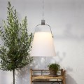 Solarna ogrodowa lampa wisząca LED z białym kloszem i metalowym uchwytem, zawieszona na łańcuchu w aranżacji tarasowej, tworząca nastrojowe oświetlenie ogrodu, tarasu lub balkonu.