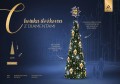 Choinka stożkowa o wysokości 4,8 m z metalicznymi ozdobami w kształcie diamentów i efektownym oświetleniem LED na tle miasta.