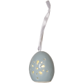 Porcelanowe jajko wielkanocne LED w pastelowym niebieskim kolorze z delikatnymi ażurowymi wycięciami i białą wstążką do zawieszenia, emitujące ciepłe, nastrojowe światło.
