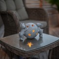 Solarna dekoracja zajączków z kulą z wyciętymi gwiazdkami ustawiona na szklanym stoliku, ozdoba ogrodowa z ciepłym światłem do ogrodu, na taras i balkon.