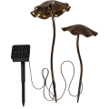 Zestaw solarnych lamp ogrodowych LED w kształcie grzybów z metalowymi kapeluszami o fakturowanej powierzchni, z oddzielnym panelem solarnym na szpikulcu i przewodem. Dekoracyjne oświetlenie solarne do ogrodu, na rabaty, trawnik lub wzdłuż ścieżki.