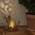 Solarna lampa ogrodowa LED w kształcie kota z dekoracyjnym, wycinanym wzorem, tworząca efekt świetlny na ścianie. Ozdoba z podświetleniem do ogrodu, na taras lub balkon.