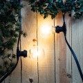 Dekoracyjna girlanda świetlna z żarówkami LED G95 1W filament o barwie ciepłej 2700K. Oświetlenie zewnętrzne na czarnym przewodzie, idealne do ogrodu, tarasu, restauracji i iluminacji miejskich.