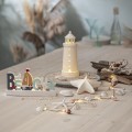 Drewniana dekoracja Beach LED w aranżacji z porcelanową latarnią i rozgwiazdą wśród muszli i dekoracji w stylu seaside.