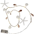 Łańcuch świetlny LED z dekoracjami morskimi muszlami i rozgwiazdami na cienkim przewodzie z ozdobnym sznurkiem jutowym na białym tle.