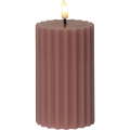 Różowa świeca LED Flamme Stripe o prążkowanej strukturze i realistycznym płomieniu, prezentowana na białym tle, ukazująca dekoracyjny design.