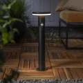 Solarna lampa ogrodowa LED stojąca czarna z czujnikiem ruchu na tarasie, oświetlenie ścieżki i przestrzeni przy domu.