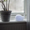 Lampka w kształcie wieloryba emitująca delikatne, nastrojowe światło.