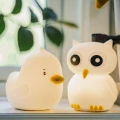 Urocze lampki w kształcie kaczuszki i sowy emitujące delikatne, nastrojowe światło.