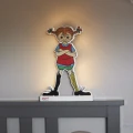 Podświetlana sylwetka Pippi Pończoszanki ustawiona na oparciu łóżka, emituje ciepłe, delikatne światło i tworzy przytulny klimat w pokoju dziecka.