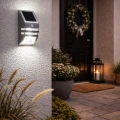 Solarny kinkiet z czujnikiem ruchu zamontowany na elewacji przy wejściu do domu oświetla strefę drzwi, podnosząc bezpieczeństwo i komfort poruszania się po zmroku.