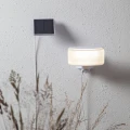 Solarny reflektor LED z czujnikiem ruchu i osobnym panelem słonecznym zamontowany na ścianie zapewnia wygodne oświetlenie wejścia lub przestrzeni wokół domu.