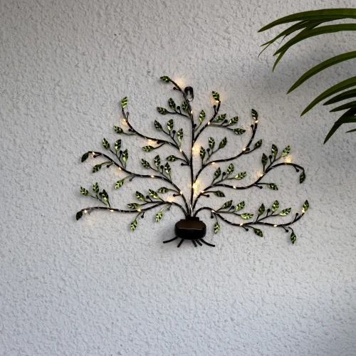 Metalowa dekoracja ścienna Drzewo Życia z delikatnym podświetleniem LED, tworząca przytulny i naturalny akcent w ogrodzie, na tarasie lub balkonie.