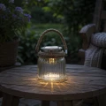 Solarna lampa LED w dekoracyjnym szklanym słoiku z ryflowanym szkłem i jutowym uchwytem. Emituje ciepłe światło, tworząc przytulną atmosferę na tarasie, balkonie, w ogrodzie lub podczas wieczornego relaksu na świeżym powietrzu.